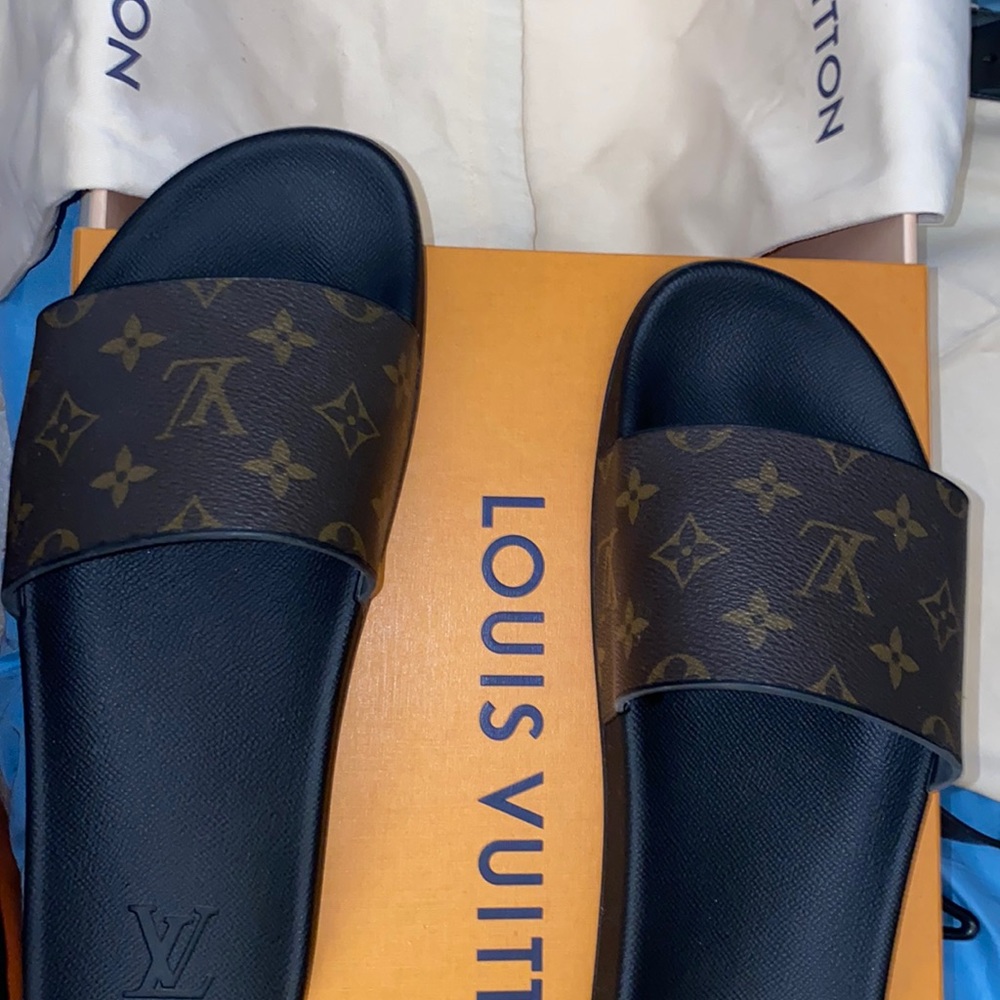 Hello, only worn twice and selling for some extra cash